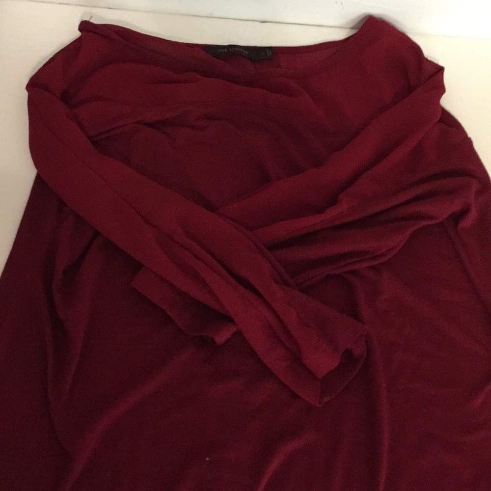 Limited red button down back 3/4 serve